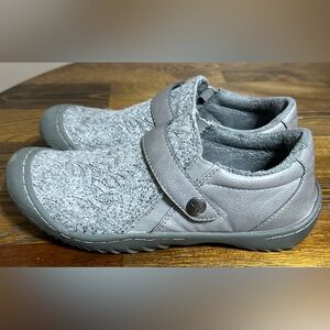 JBU ladies pull on shoes
Like new, smoke free home.
Sz 8